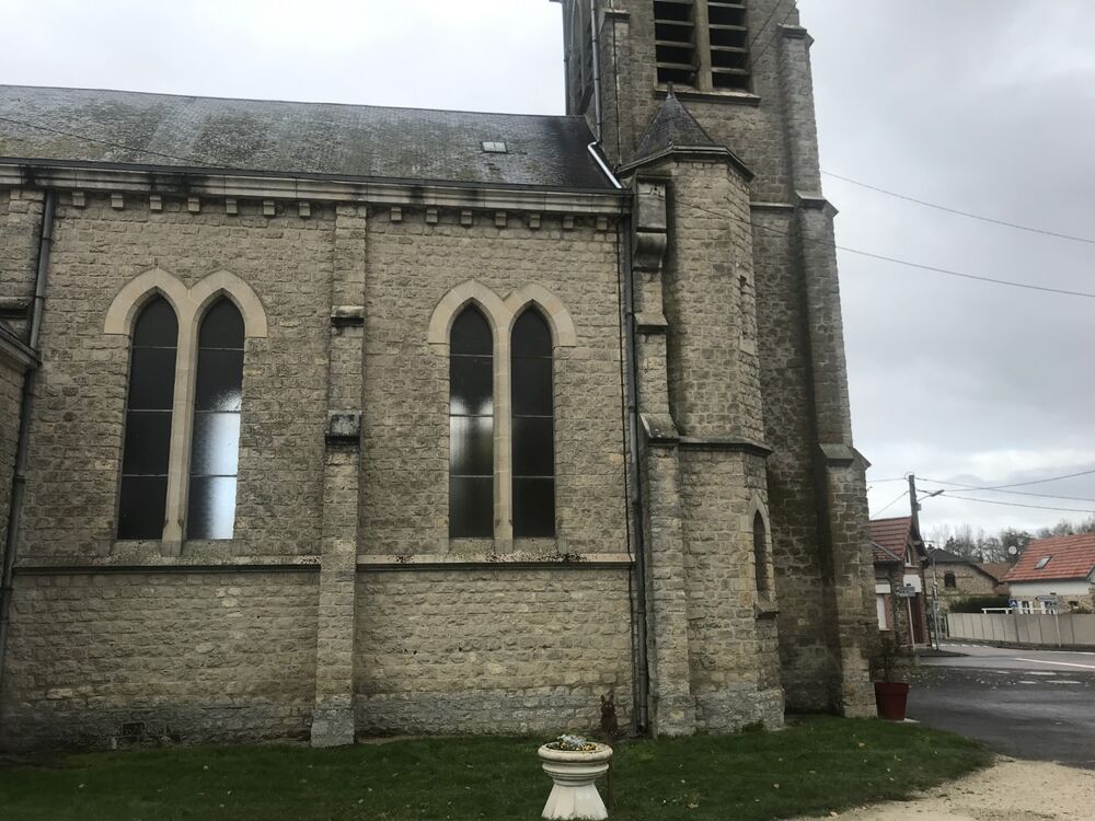 Eglise d'Orainville avec une partie du toit rénovée