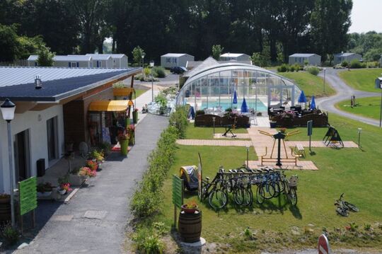 camping au bord de l'Aisne vu sur piscine spa sauna