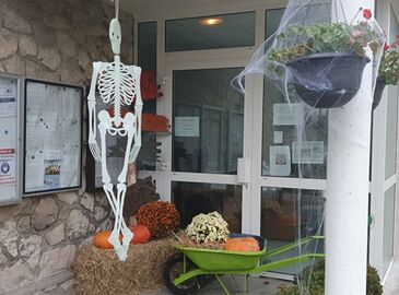 Décoration de Halloween devant la porte de la mairie d'Orainville