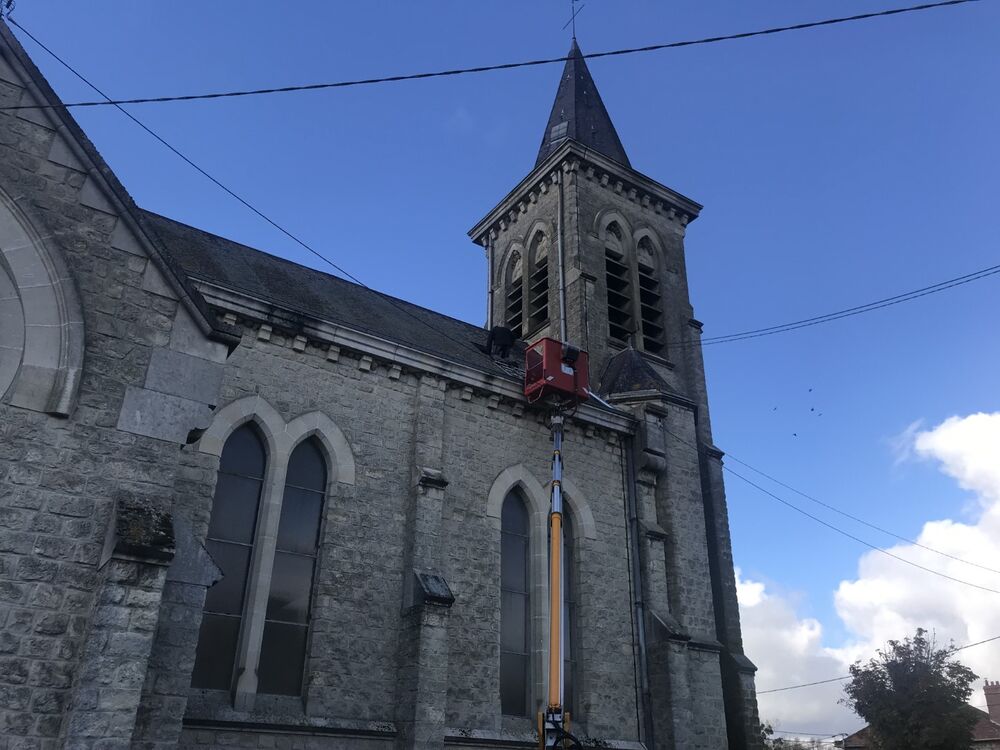 Camion nacelle, travaux sur toit de l'église d'Orainville