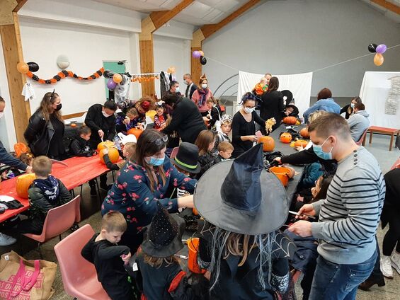 Parents et enfants sculptant des citrouilles d'Halloween