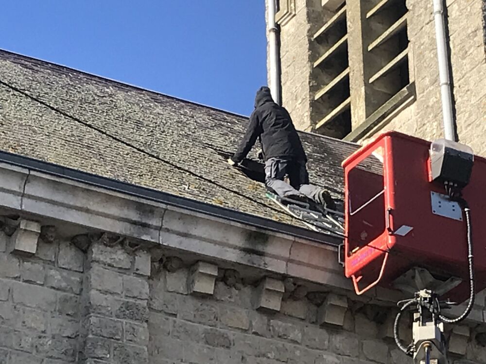 Camion nacelle, travaux sur toit de l'église d'Orainville