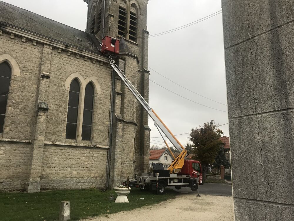 Camion nacelle, travaux sur toit de l'église d'Orainville