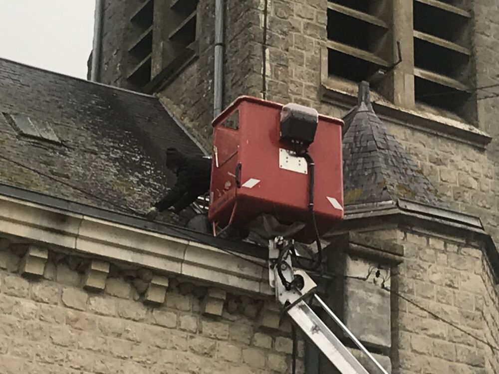 Camion nacelle, travaux sur toit de l'église d'Orainville