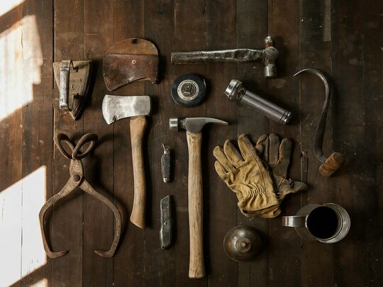 Vieux outils sur un établi