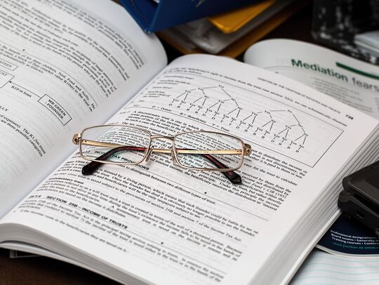 Livre ouvert avec des lunettes posées dessus