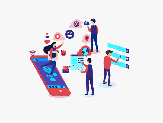 Image de petits personnages avec des un smartphone et des écrans tactiles entourés de pictogrammes internet